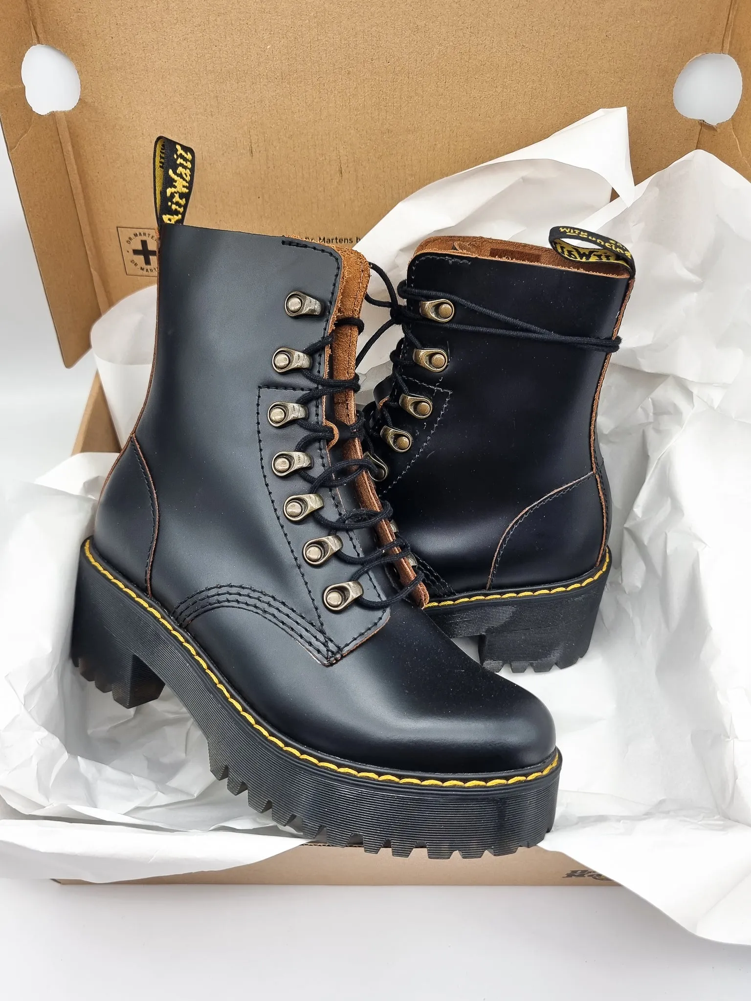 DR. MARTENS LEONA BLACK SMOOTH